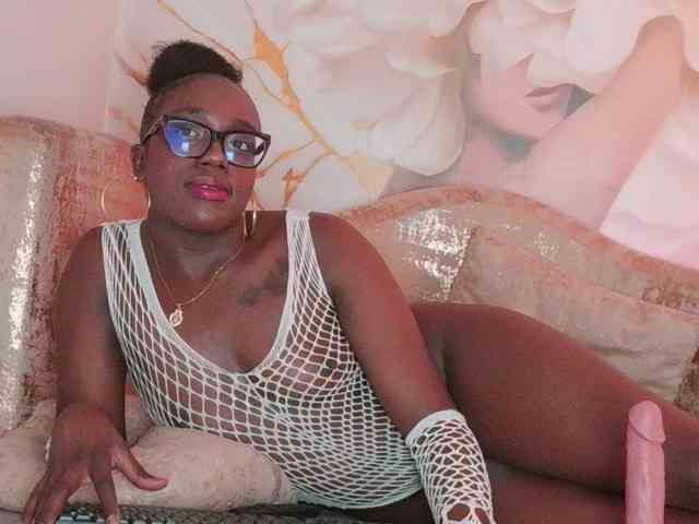 nylaroyale webcam