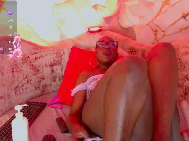 nylaroyale webcam