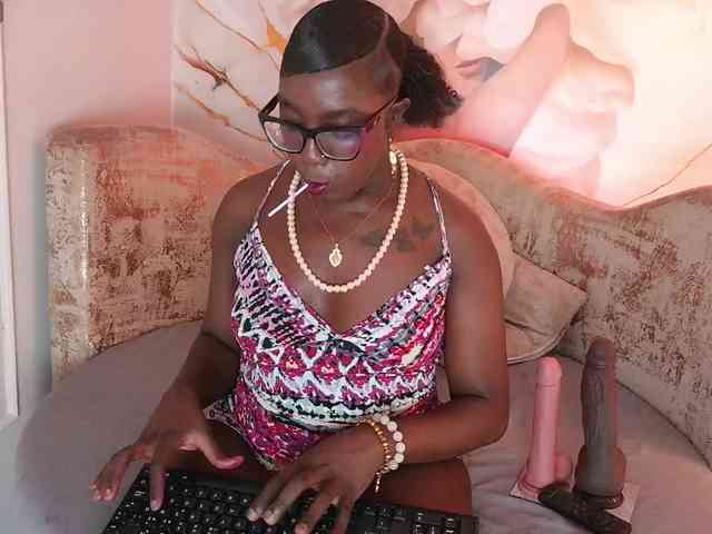 nylaroyale webcam