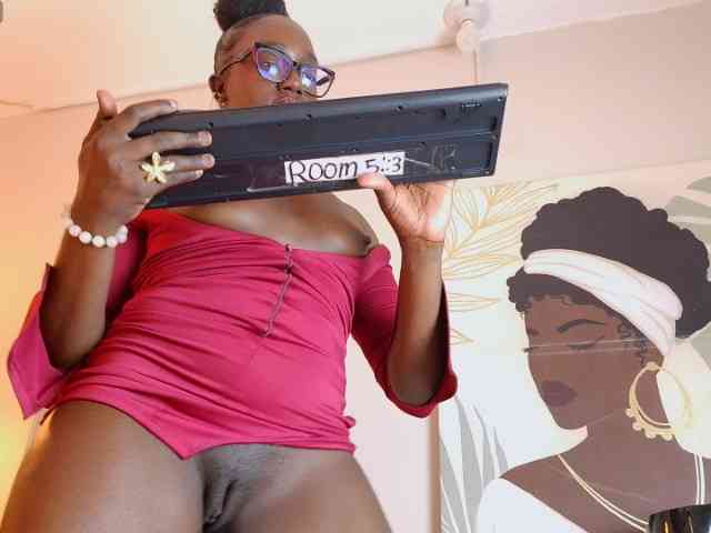 nylaroyale webcam