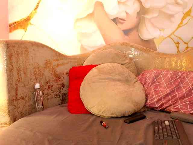 nylaroyale webcam