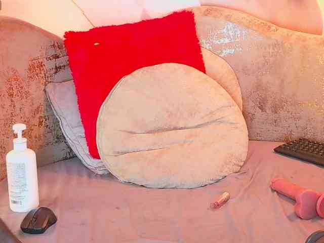 nylaroyale webcam