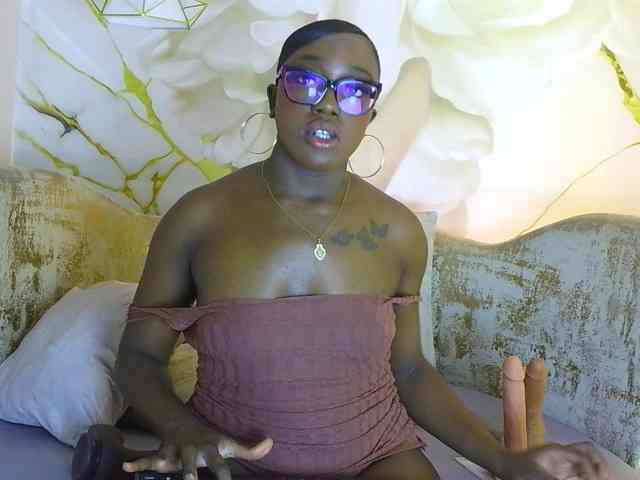 nylaroyale webcam