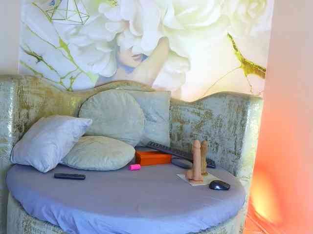 nylaroyale webcam