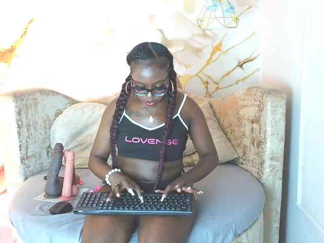 nylaroyale webcam
