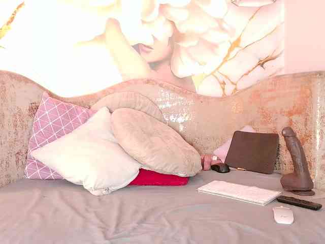 nylaroyale webcam