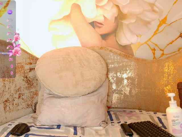 nylaroyale webcam