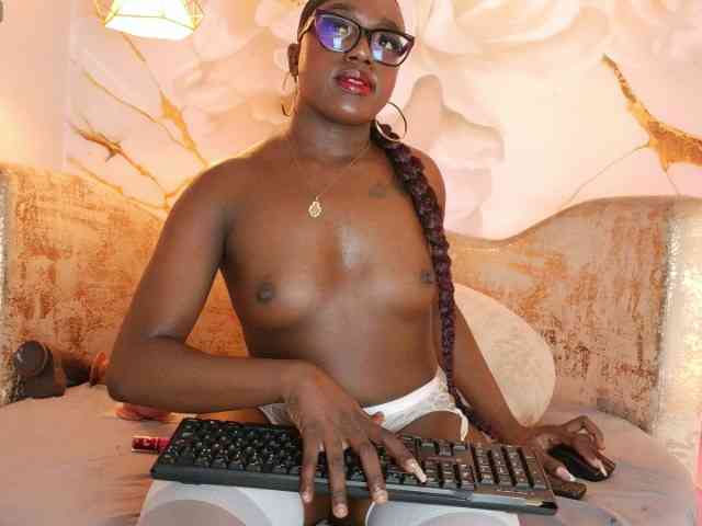 nylaroyale webcam