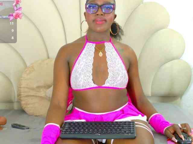 nylaroyale webcam