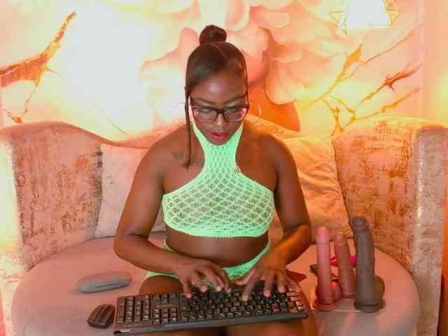 nylaroyale webcam