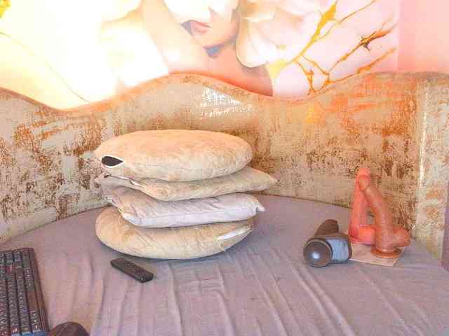 nylaroyale webcam