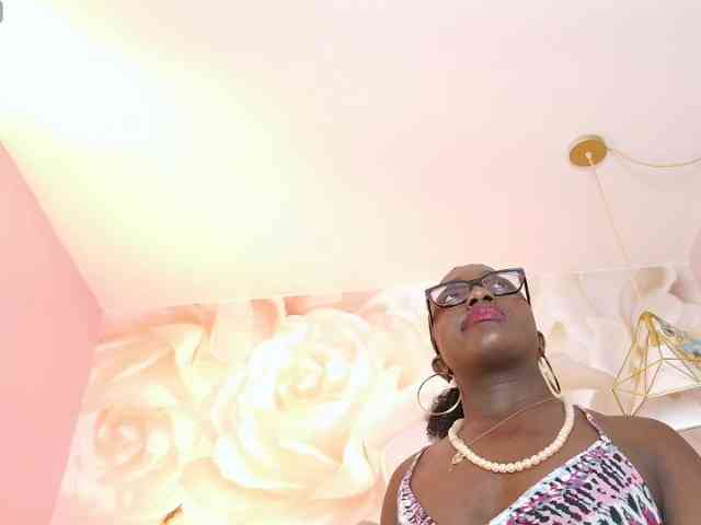 nylaroyale webcam