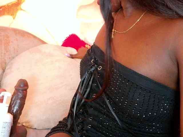 nylaroyale webcam