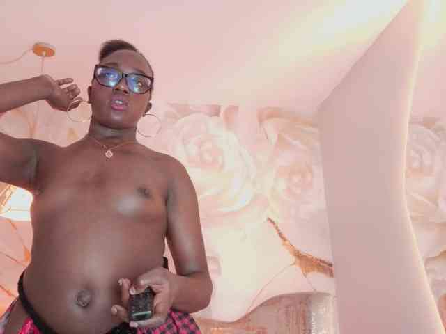 nylaroyale webcam