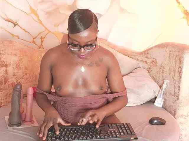 nylaroyale webcam