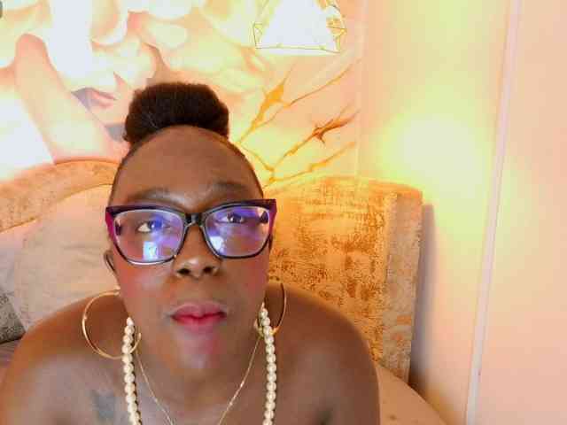 nylaroyale webcam