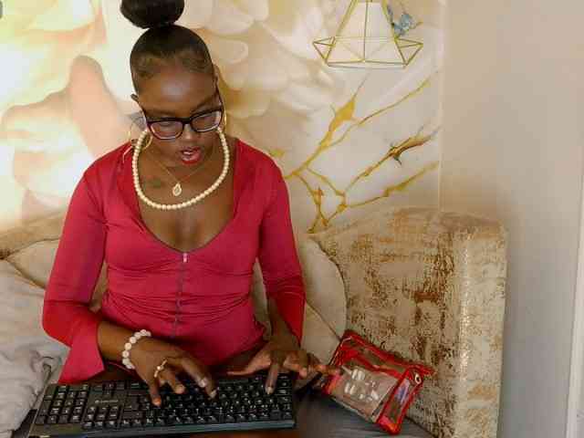 nylaroyale webcam