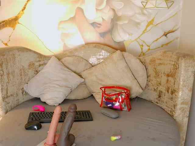 nylaroyale webcam