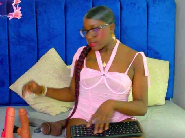 nylaroyale webcam