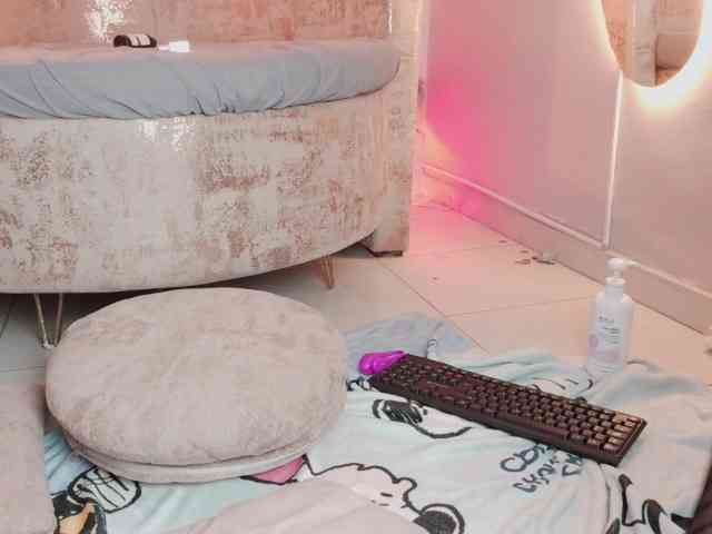 nylaroyale webcam