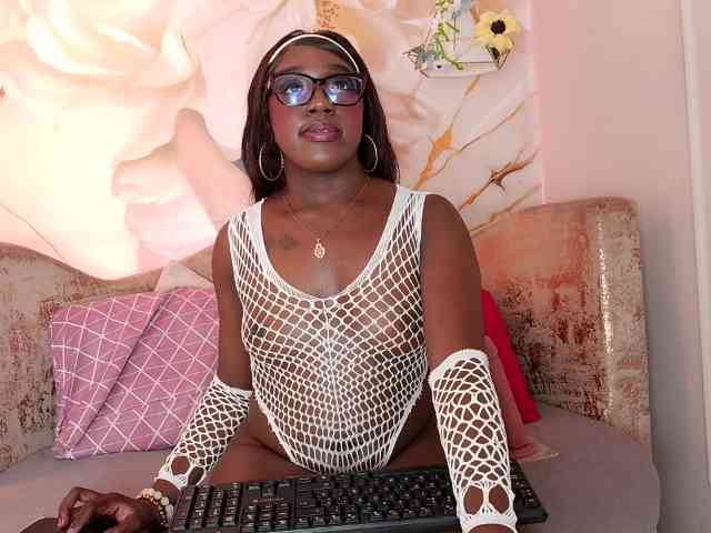nylaroyale webcam