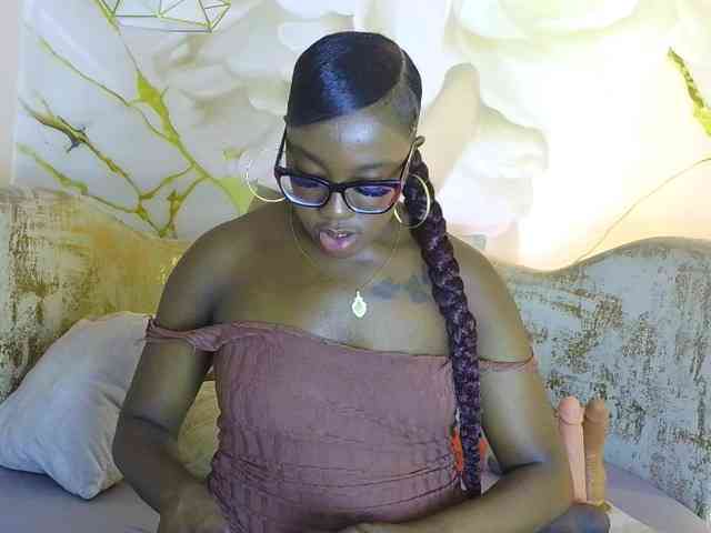 nylaroyale webcam
