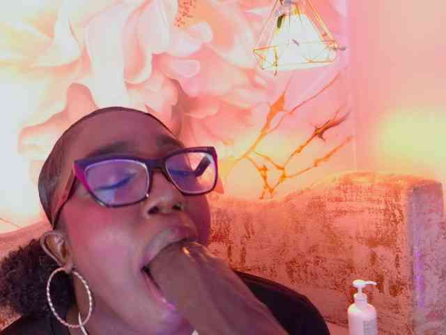 nylaroyale webcam