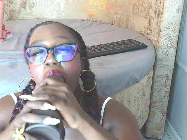 nylaroyale webcam