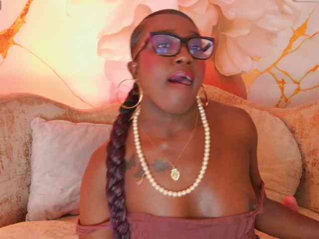 nylaroyale webcam