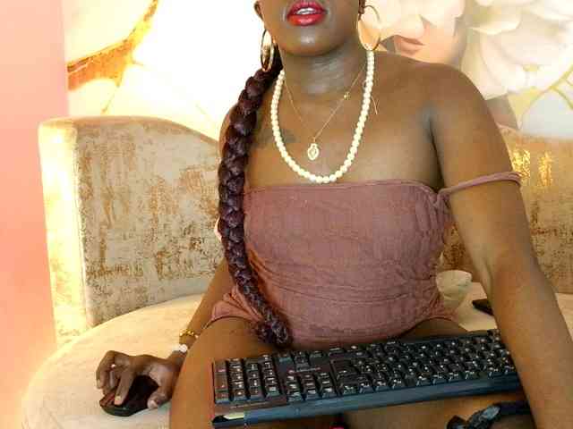 Nylaroyale's cam show statistics and live stream