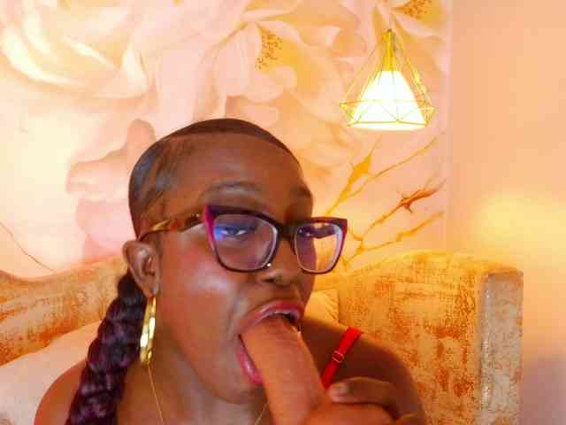 nylaroyale webcam