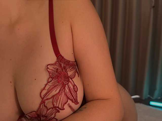 Crystalnova live cam on BongaCams