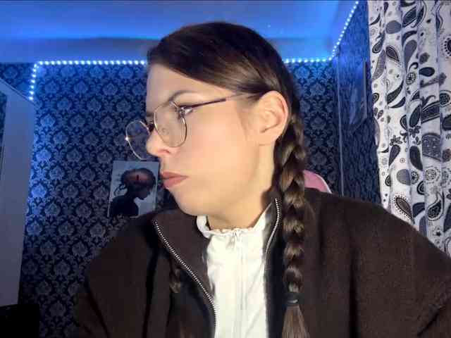 NikiMile webcam