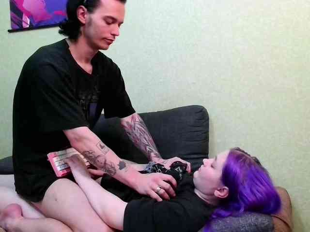 Model ini sedang live sekarang. Chris-and-leo
