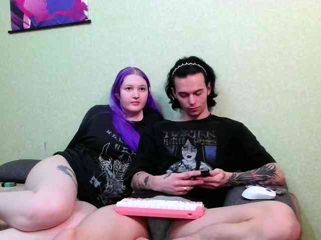 Model ini sedang live sekarang. Chris-and-leo