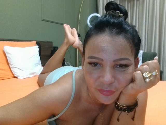 Ellasweety live cam on BongaCams