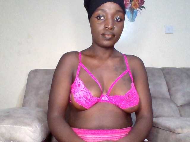 le modèle chocolateAss-cake007 est en webcam porno dans un show sur le site bongacams, il possède les tags suivants: Ebony,Brunette,Hairy