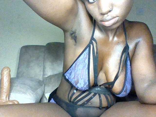 le modèle chocolateAss-cake007 est en webcam porno dans un show sur le site bongacams, il possède les tags suivants: Ebony,Brunette,Hairy