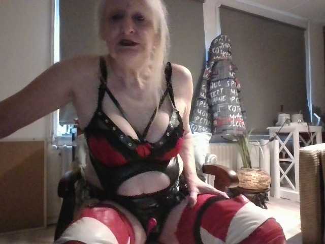 Blondmilftascha live cam