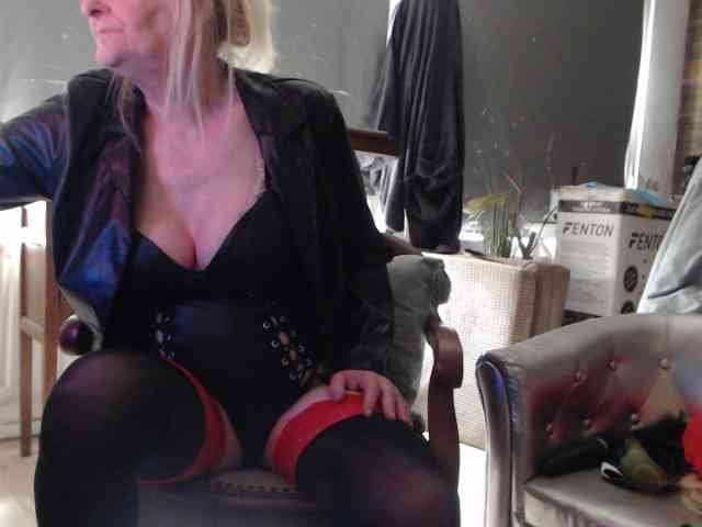 Modèle: BlondMilfTascha
