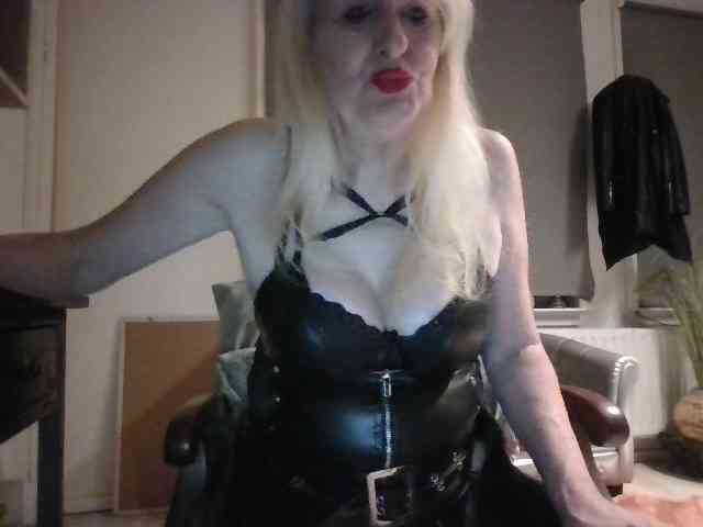 Model: BlondMilfTascha