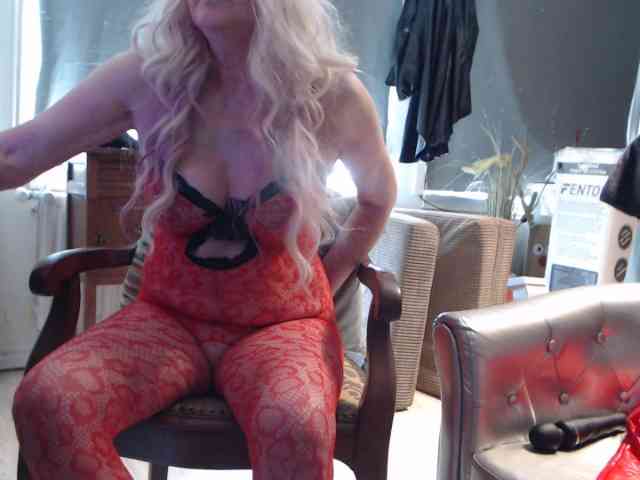 Model: BlondMilfTascha