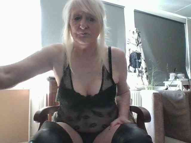 BlondMilfTascha webcam
