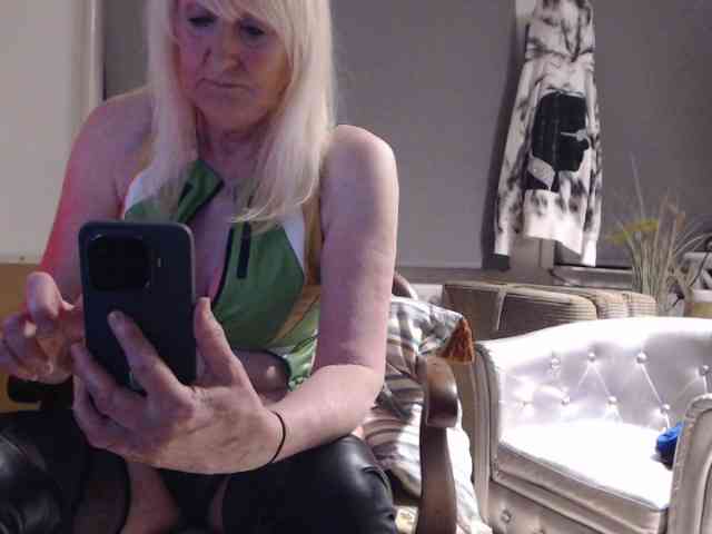 Model: BlondMilfTascha