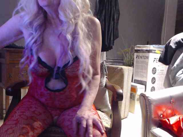 Model: BlondMilfTascha