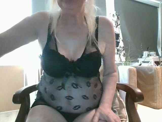 BlondMilfTascha webcam