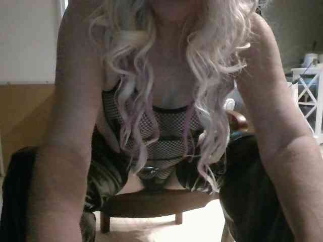 BlondMilfTascha live female cam on bongacams
