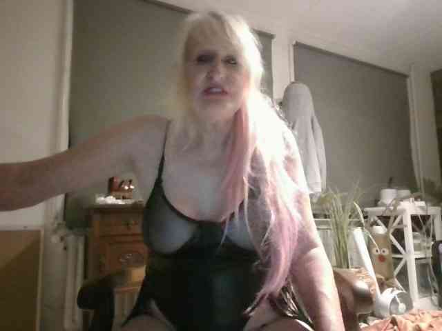 BlondMilfTascha webcam