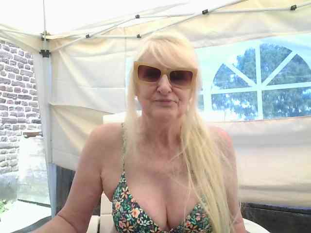 BlondMilfTascha webcam