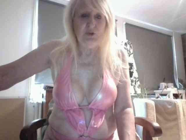 BlondMilfTascha webcam